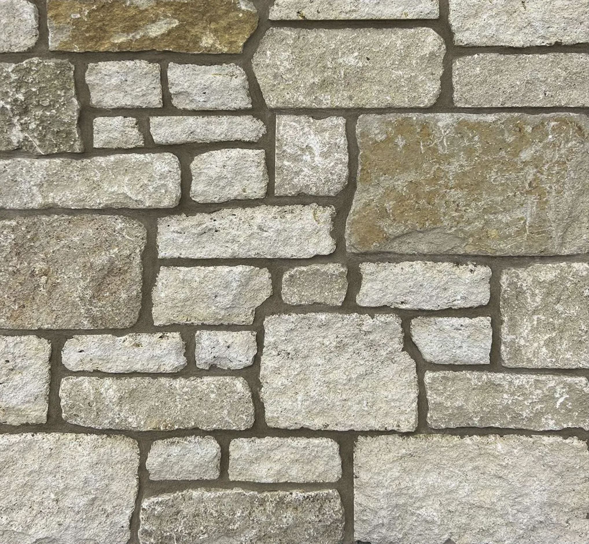 Coral Bluff Limestone Random Heights natural stone installation