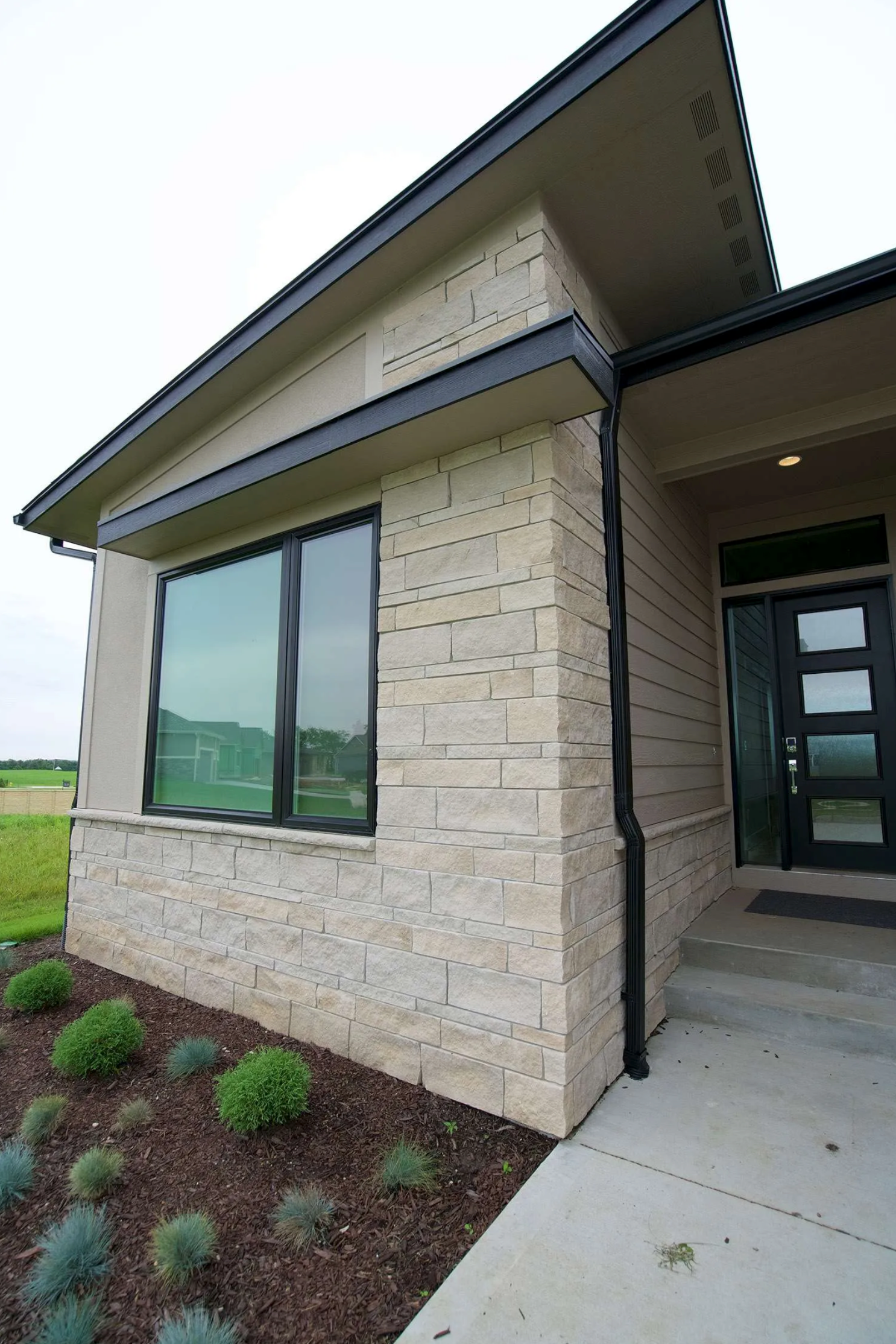 Indiana Limestone - Heritage Buff Full Color Dimensional - Thin Veneer - Corners