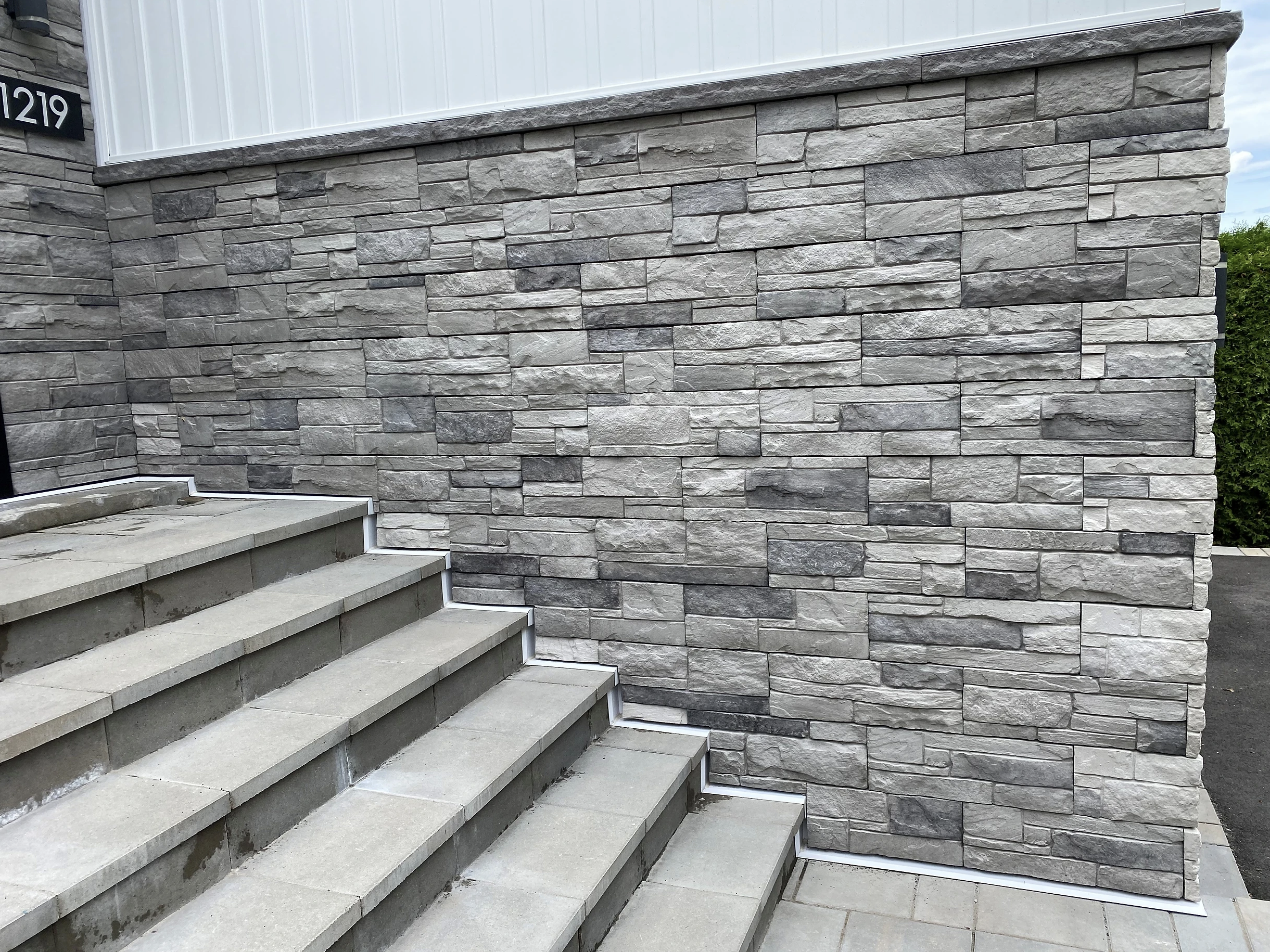 Vena CastleRock Screw-On Stone Panels - Silver - Flat - Large Box (110 SF)