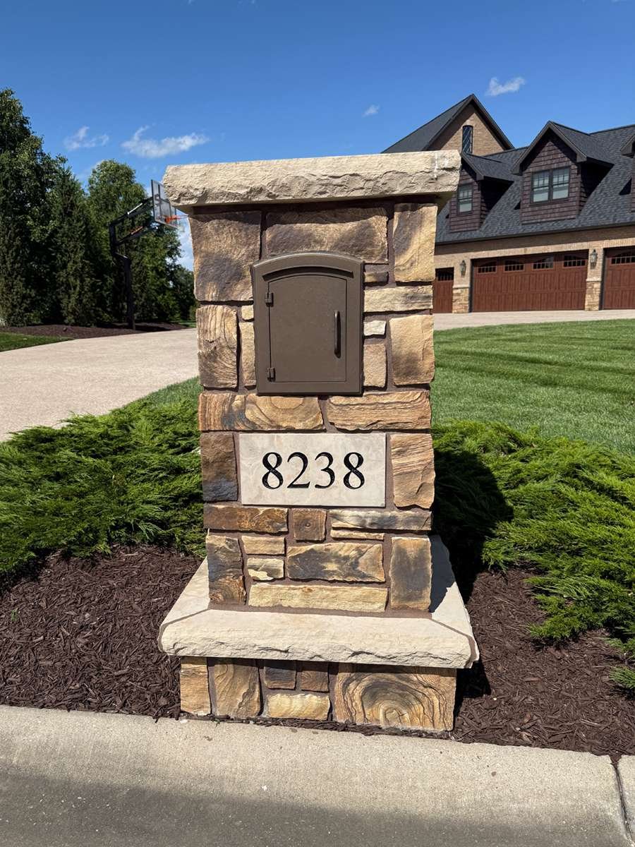 Mustang Sandstone Random Heights stone veneer detail