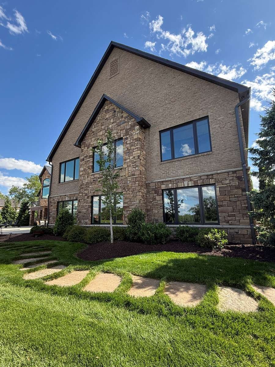 Mustang Sandstone Random Heights natural stone installation