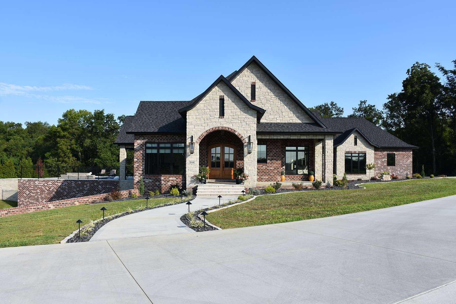 Pewter Ridge Tumbled Dimensional stone veneer detail