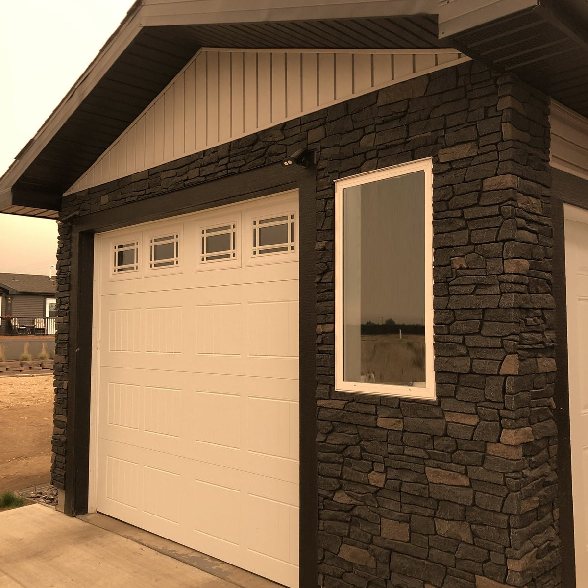 Quality Stone Ridge Stone Panel in Black Blend