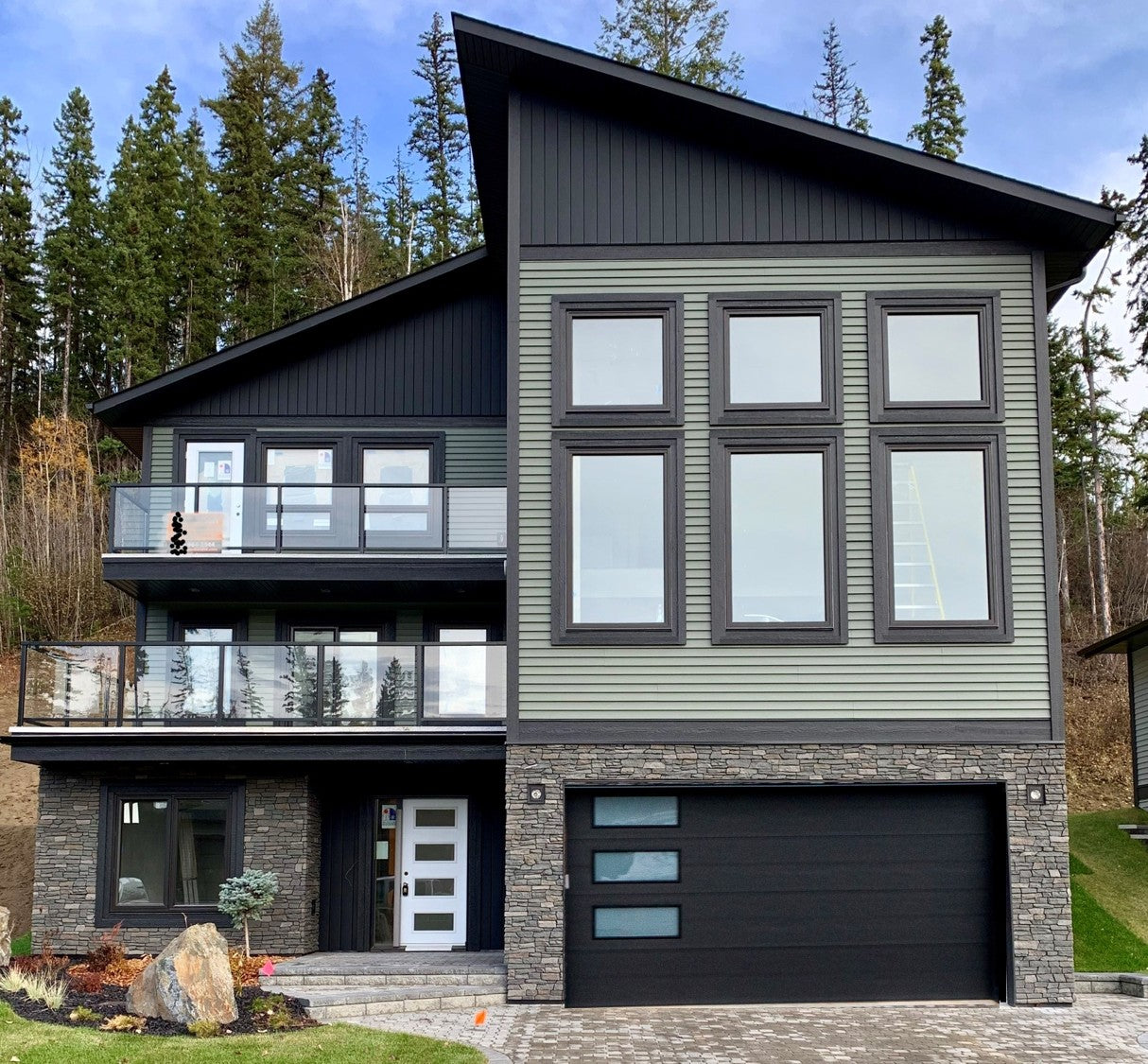 Quality Stone faux Ridge Stone panel in Dark Brown Blend — deep-ridge polyurethane wall panel, 3.64 sq ft per piece
