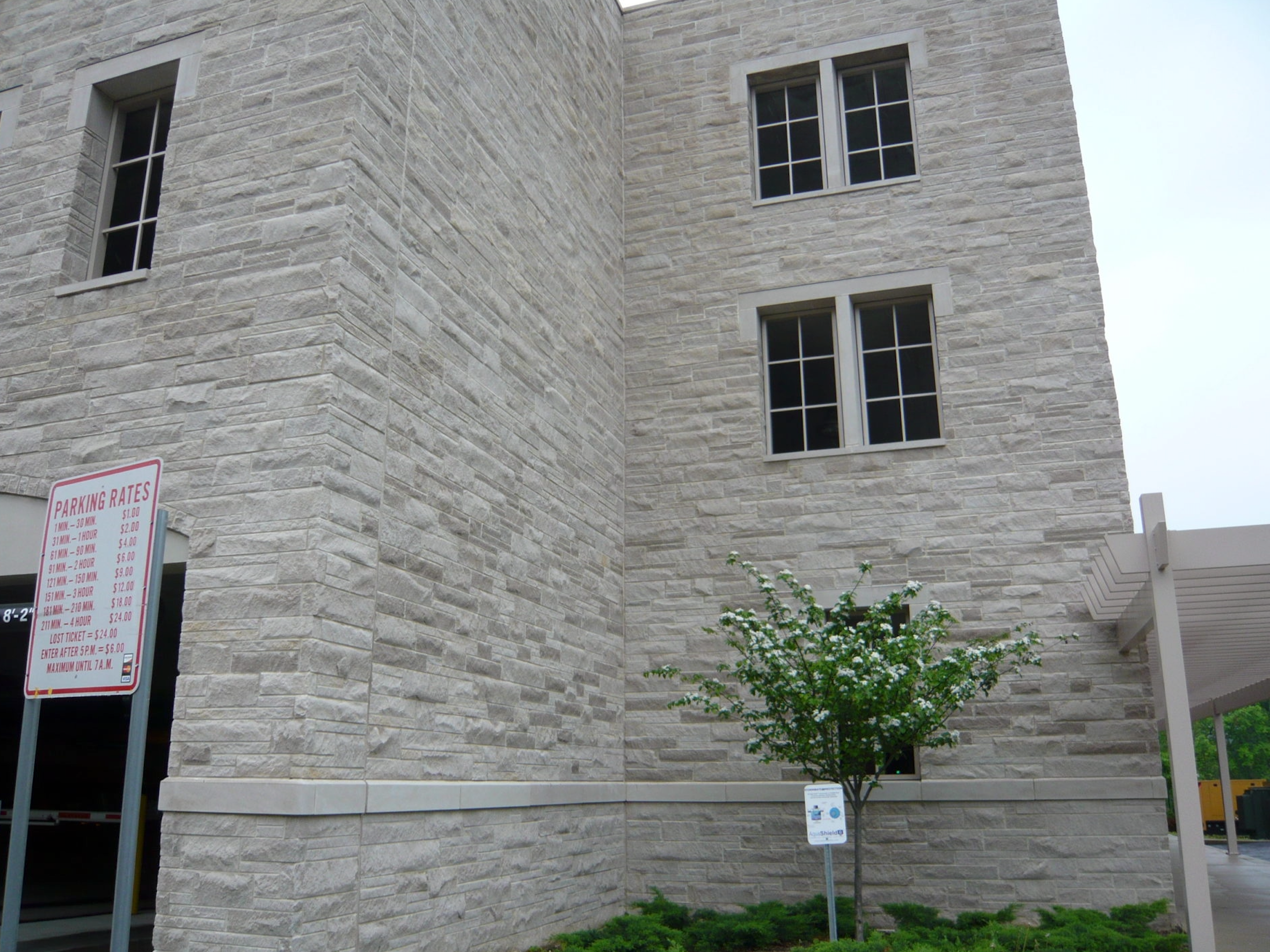 Indiana Limestone - Heritage Buff Full Color Dimensional - Thin Veneer - Corners