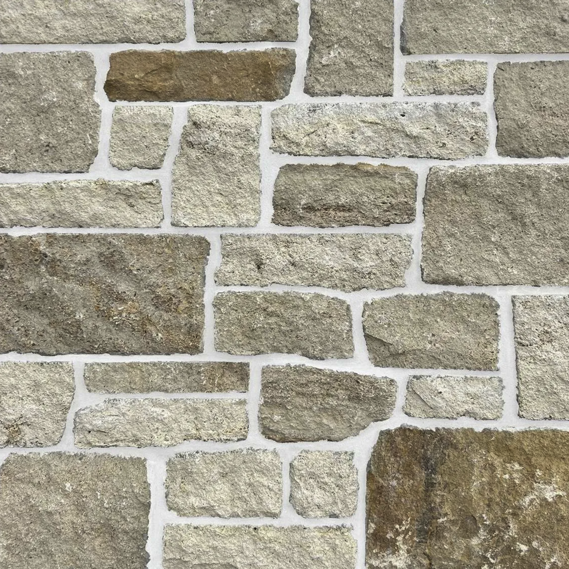 Coral Bluff Limestone Random Heights stone veneer detail