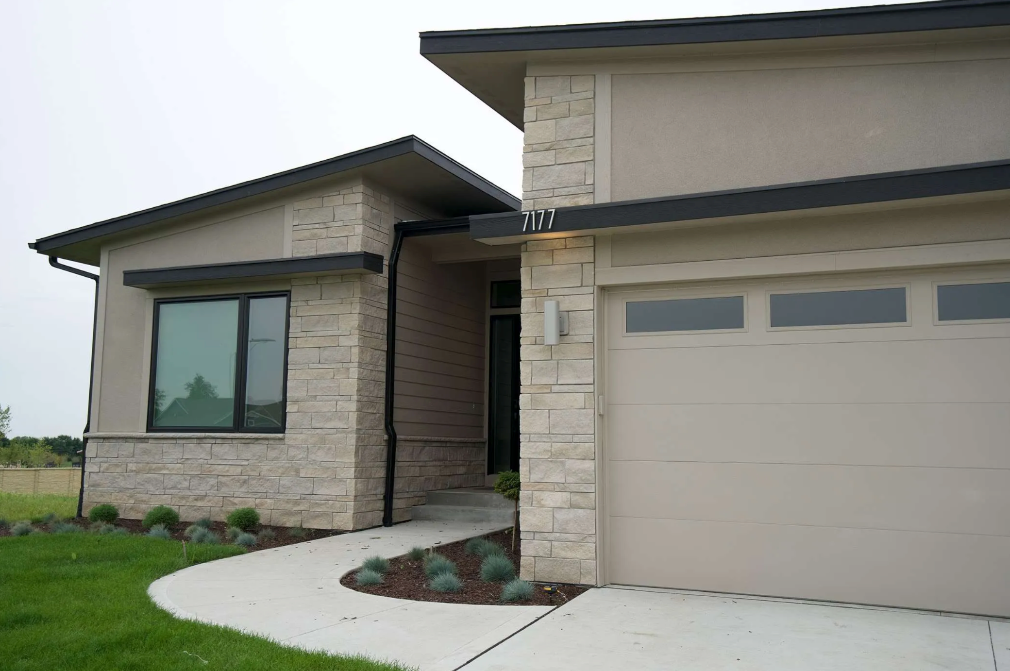 Indiana Limestone - Heritage Buff Full Color Dimensional - Thin Veneer - Corners