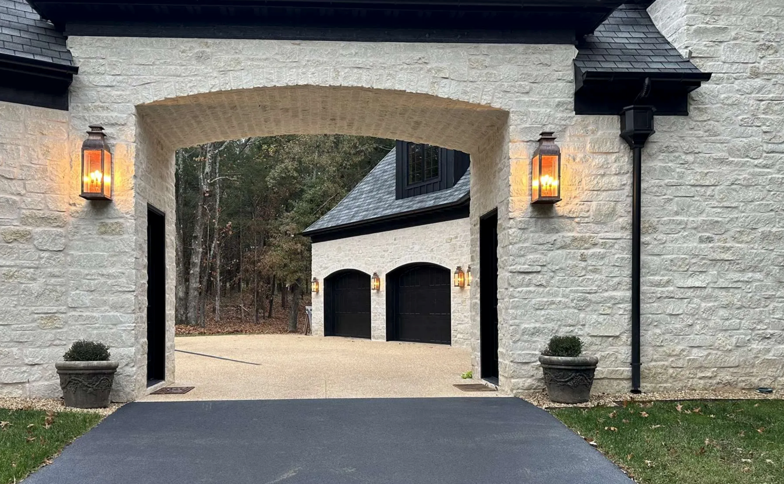 Weston Estate Limestone Tumbled Dimensional - Thin Veneer - Sample