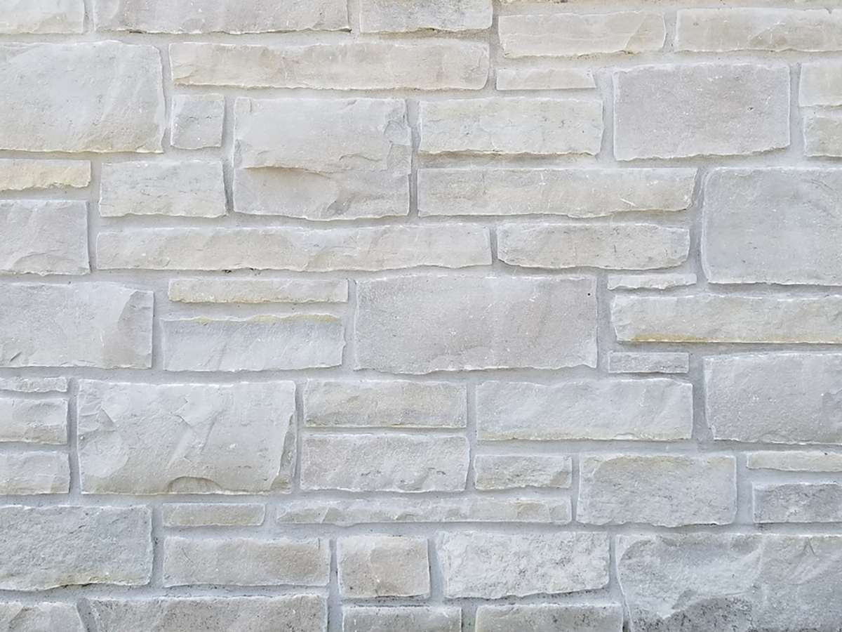 Brookhaven Ledge Brookfield Random Heights installed stone wall
