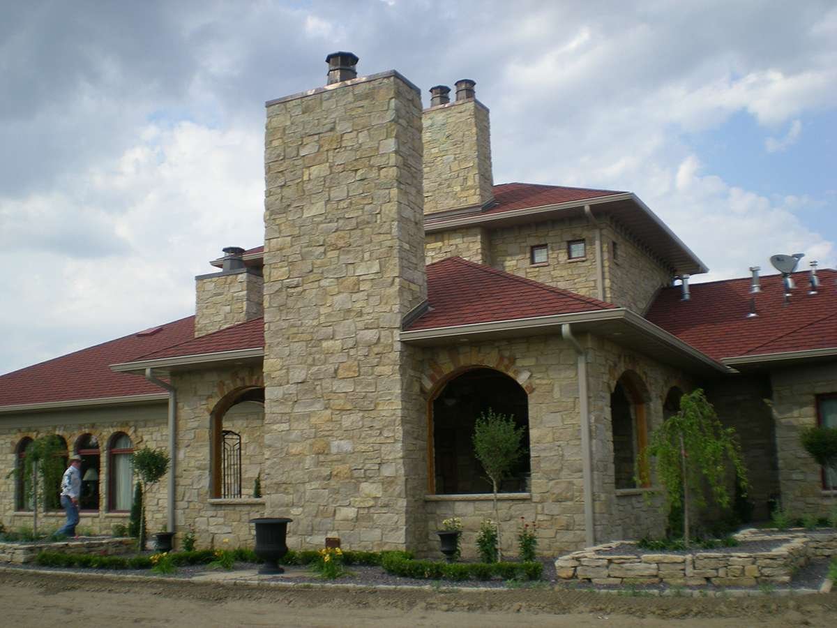 Hartwell Gold Limestone Random Heights stone veneer detail