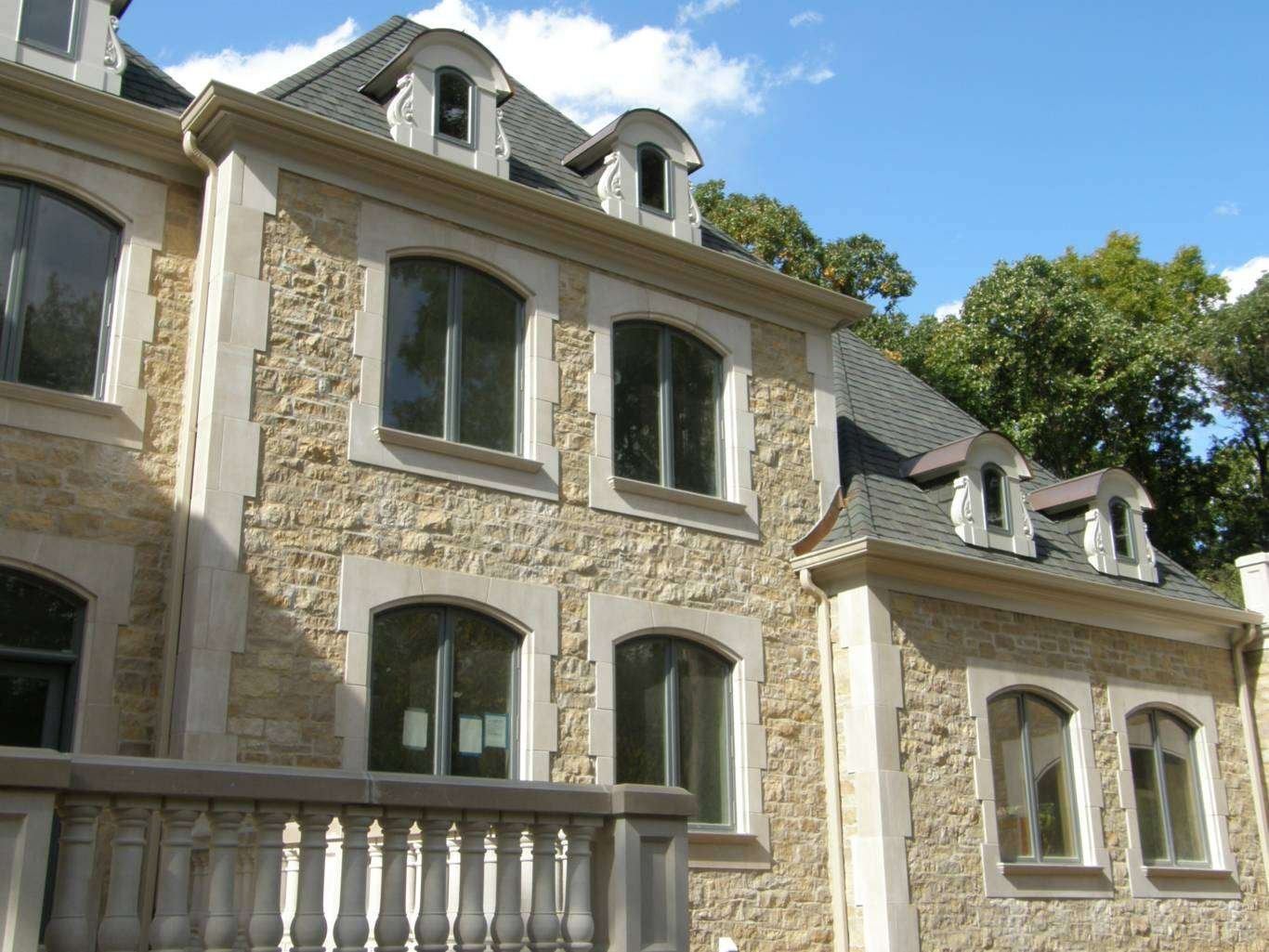 EW Gold random heights stone veneer detail