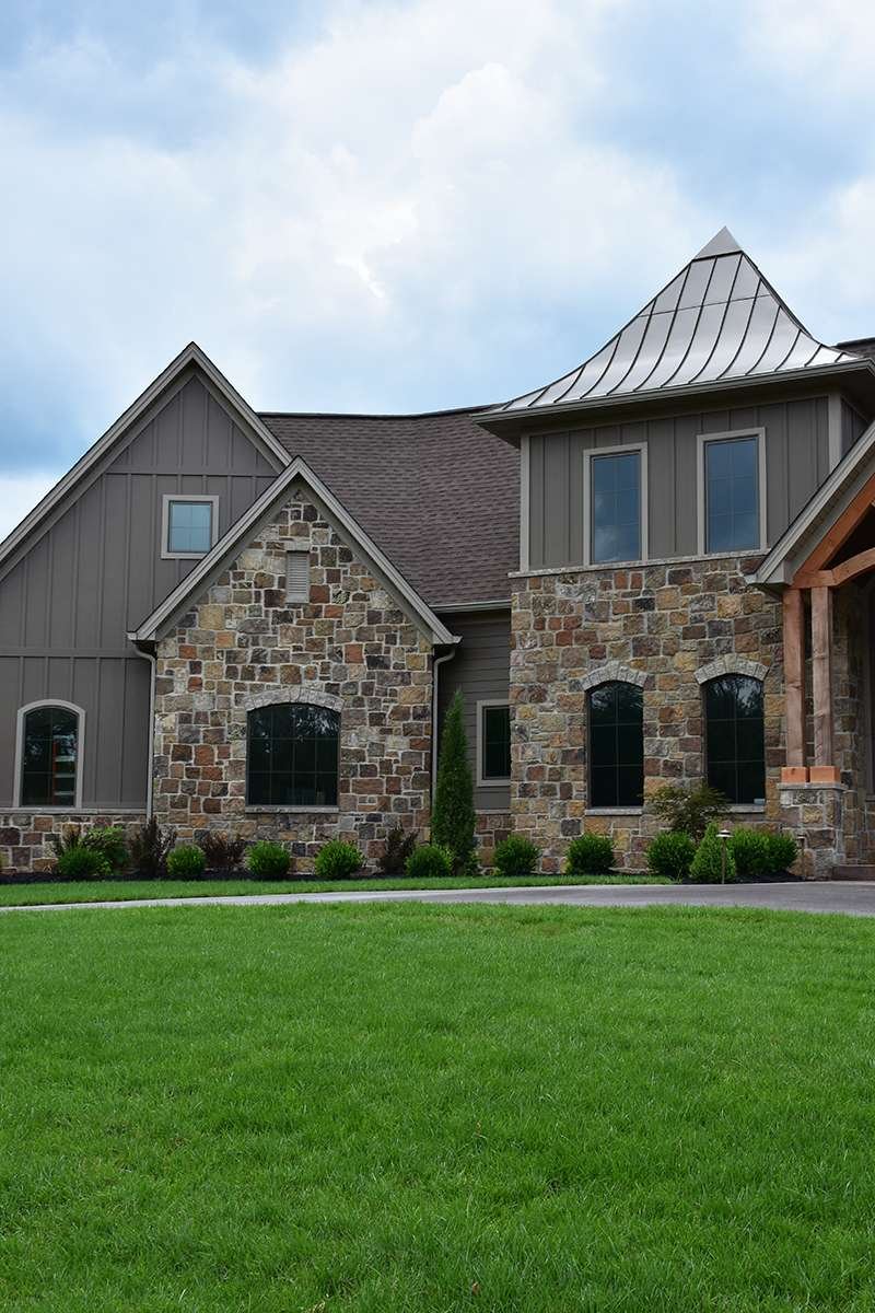 Highland Fieldstone Squares and Recs installed stone wall