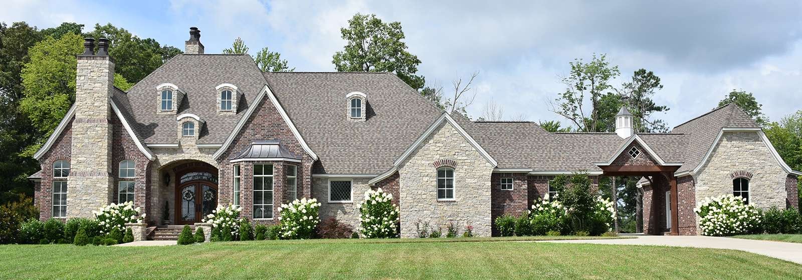 Princeton Manor Limestone Tumbled Dimensional stone veneer detail