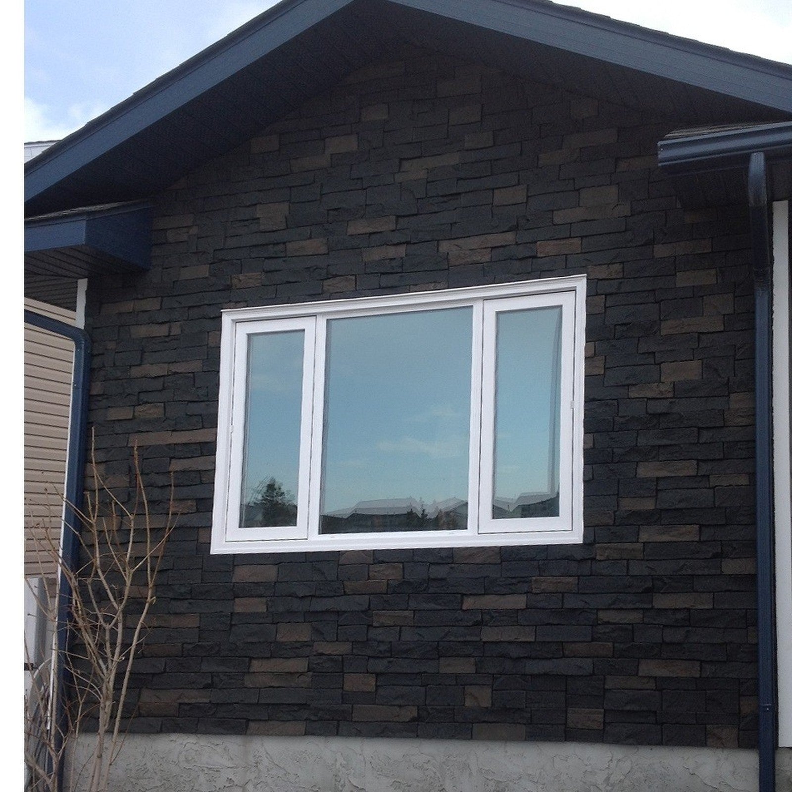Quality Stone Ledge Stone Panel in Black Blend