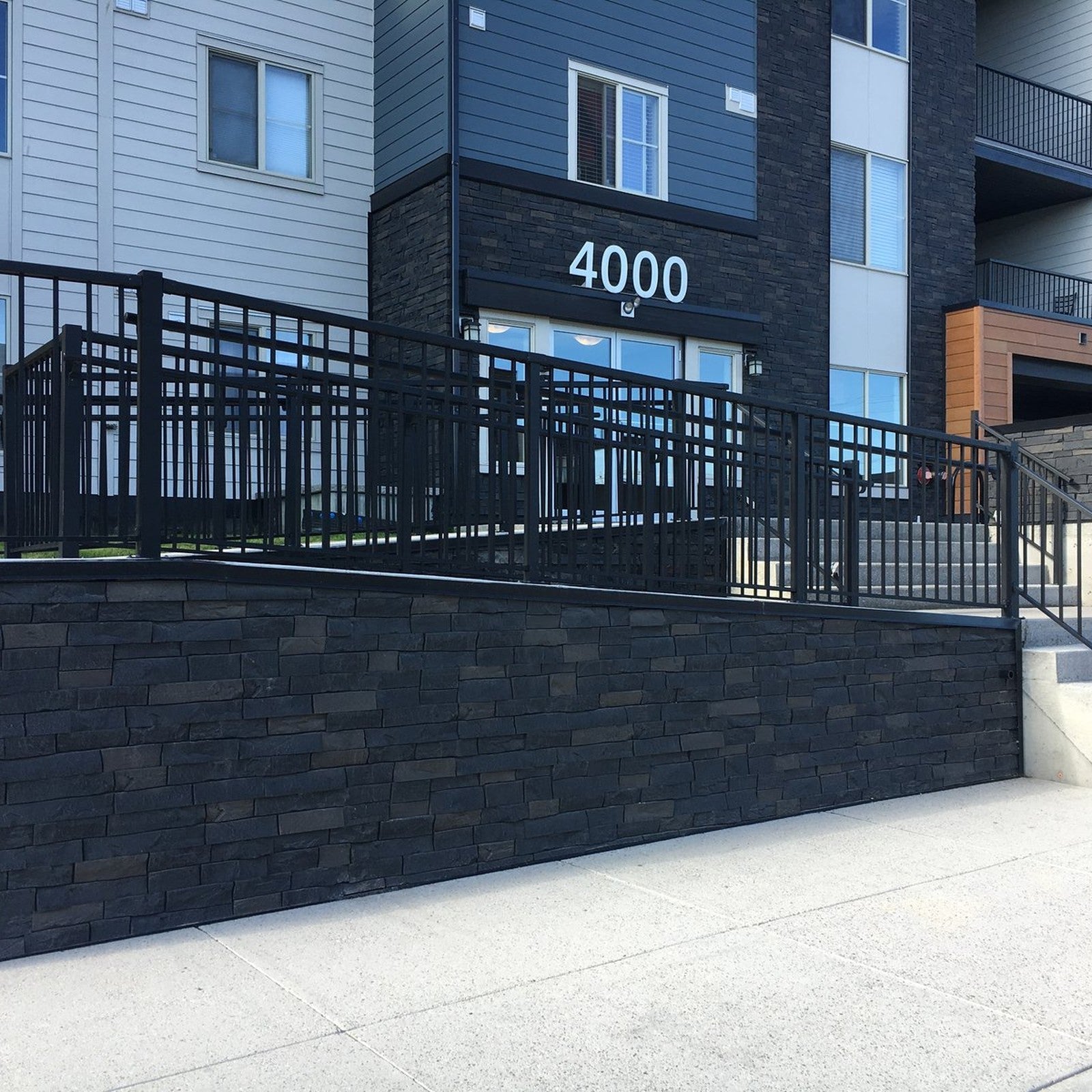 Quality Stone Ledge Stone Panel in Black Blend — Sample