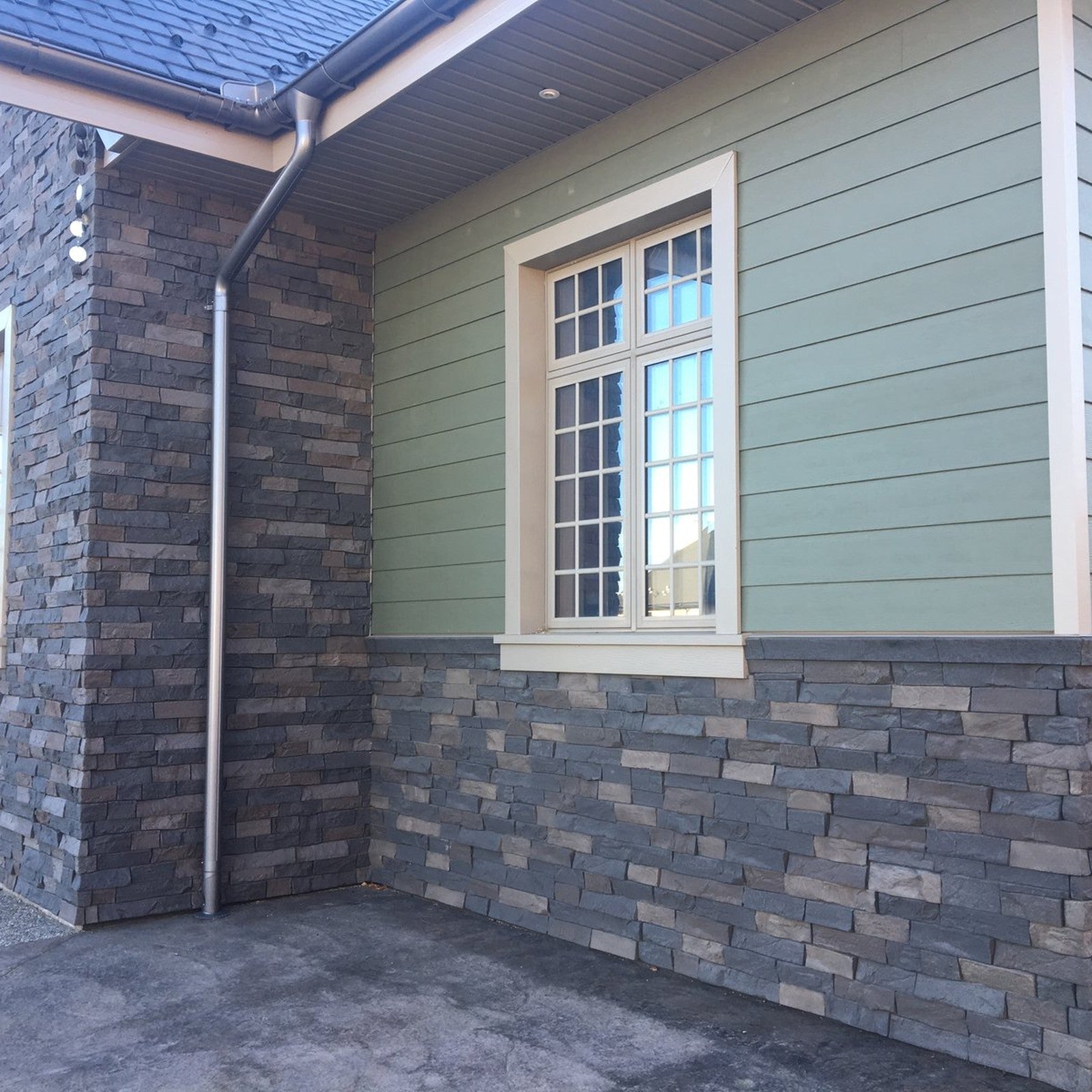 Quality Stone Ledge Stone Panel in Dark Brown Blend — Sample