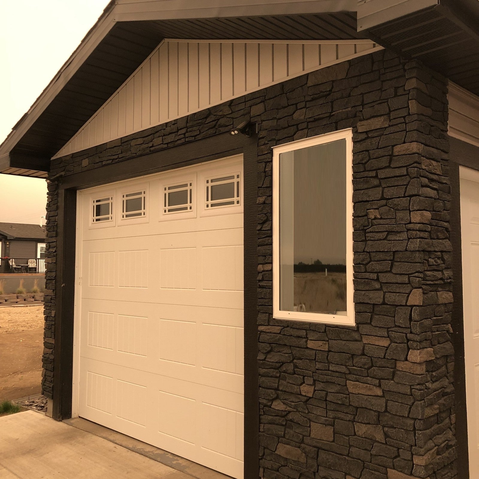 Quality Stone Ridge Stone Panel in Black Blend — Sample