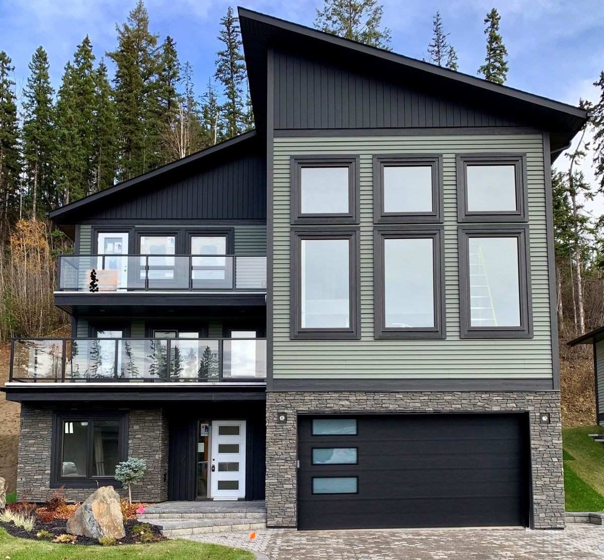Quality Stone Ridge Stone Panel in Dark Brown Blend — view 18