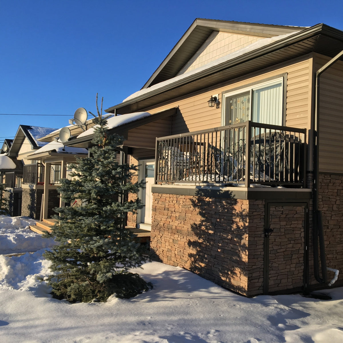 Quality Stone Ridge Stone Panel in Light Brown Blend — view 4