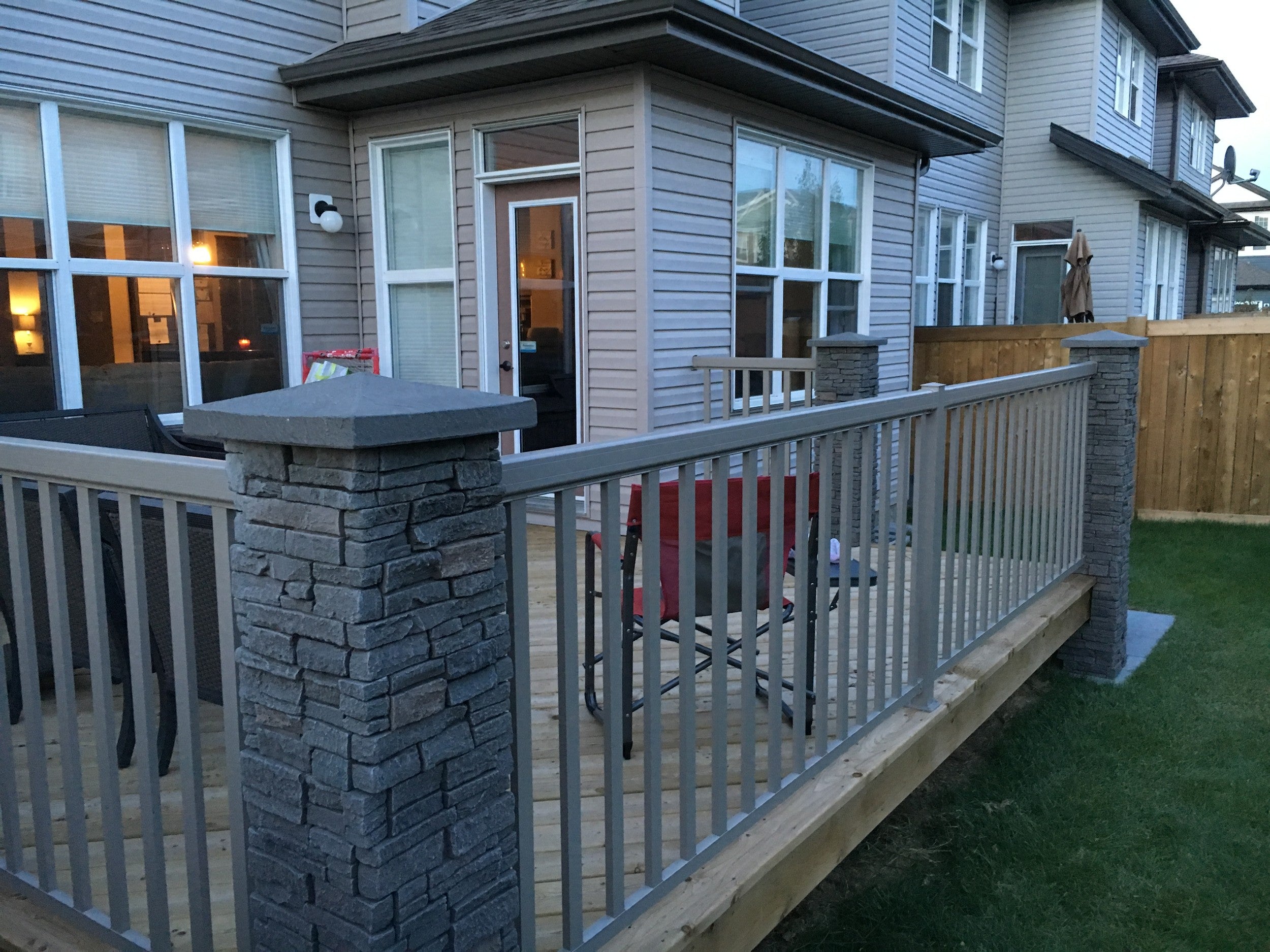 Quality Stone Pillar Wrap Panel in Grey Brown — single-face pillar wrap in polyurethane
